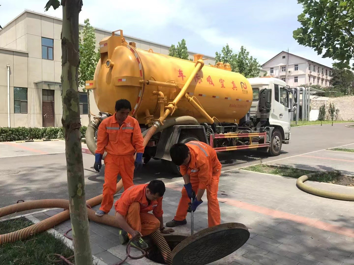 阳泉管道疏通车停在窨井附近